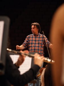 Íñigo Igualador dirige un ensayo de la Orquesta de la Universidad de Valladolid.